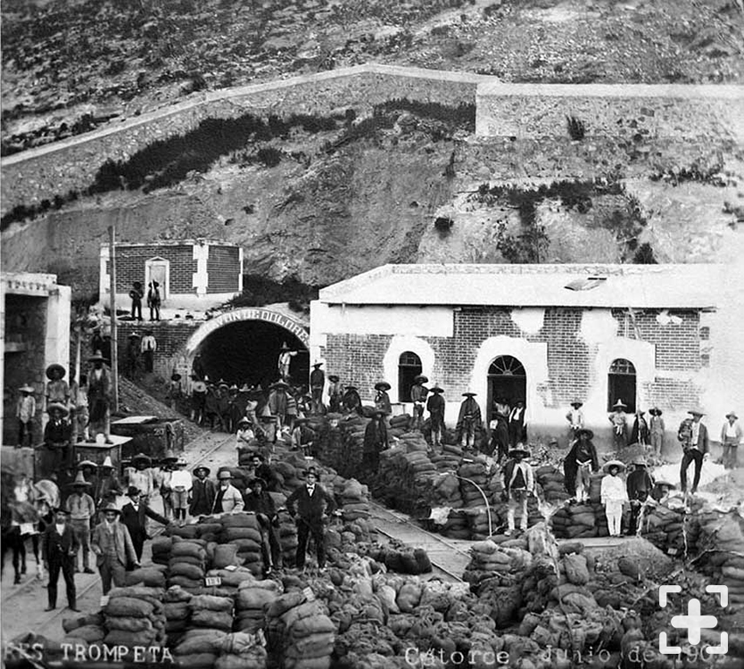 Acceso al túnel de Ogarrio en la Hacienda de Dolores Trompeta en Real de Catorce, San Luis Potosí