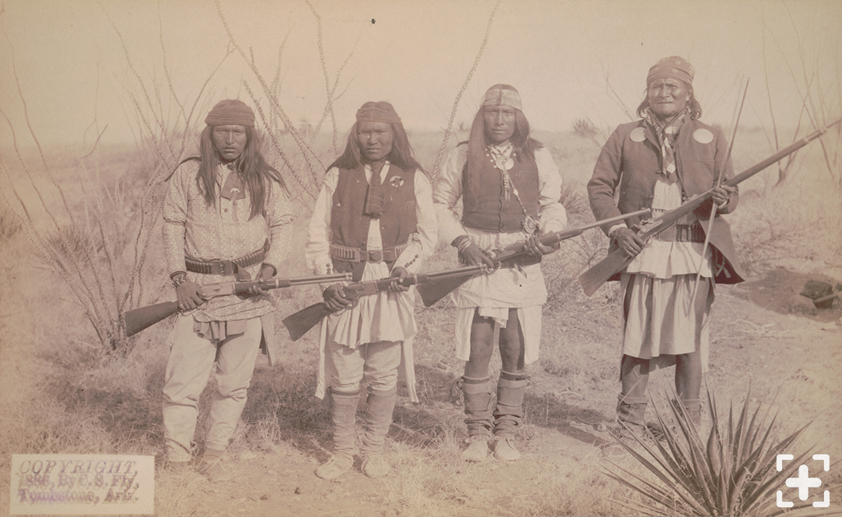 Indios yaquis. Gerónimo, su hijo y dos guerreros con rifle largo